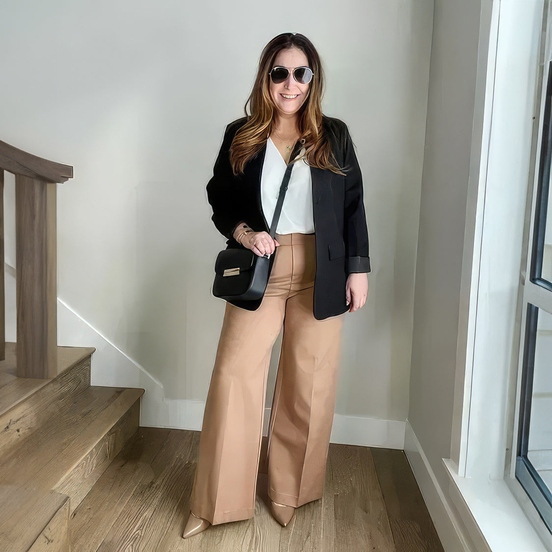 Byxor med vida ben med knapp för mage