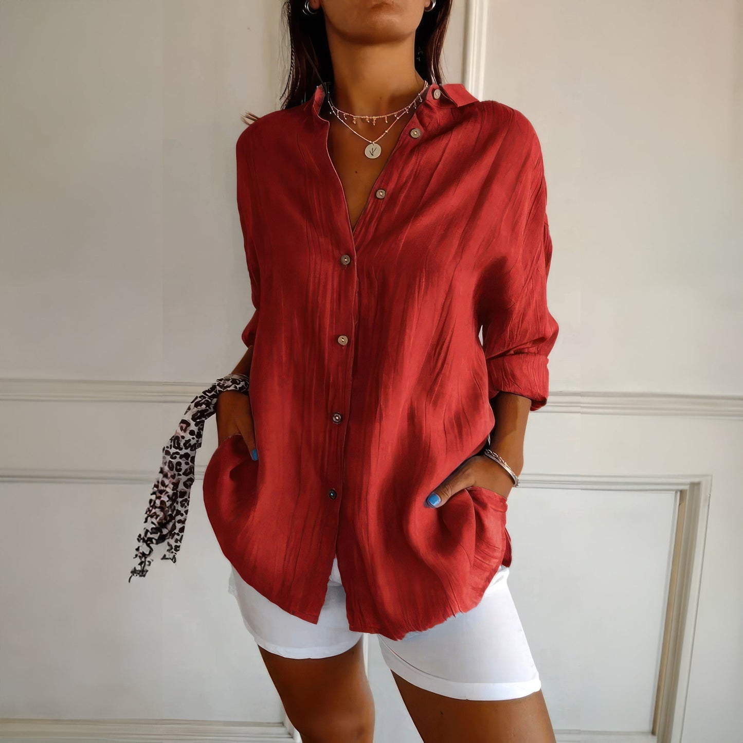 Klassisk damskjorta med texturerat plisserat enkelknäppt slag