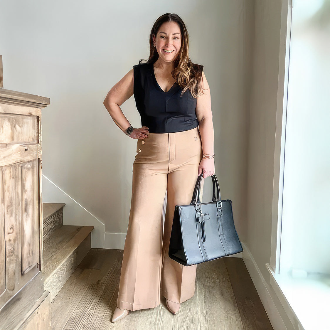 Byxor med vida ben med knapp för mage