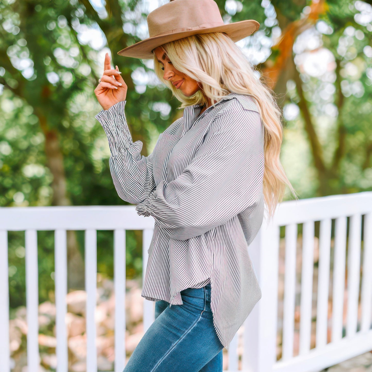 Mellanlång skjorta med randigt slag och oversized ärmar med stängning