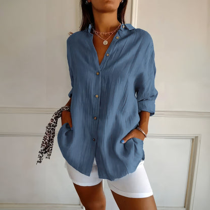 Klassisk damskjorta med texturerat plisserat enkelknäppt slag