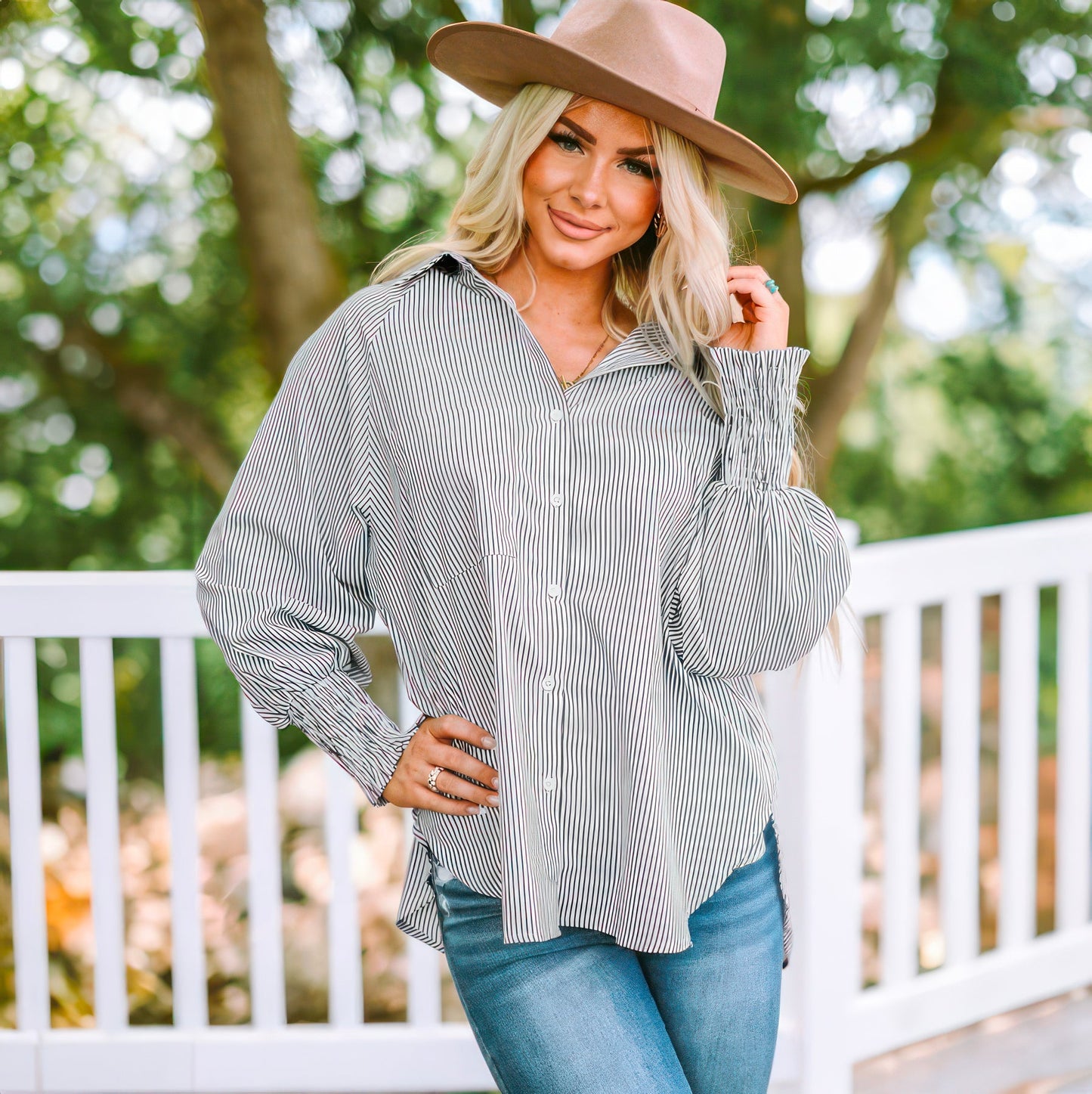 Mellanlång skjorta med randigt slag och oversized ärmar med stängning