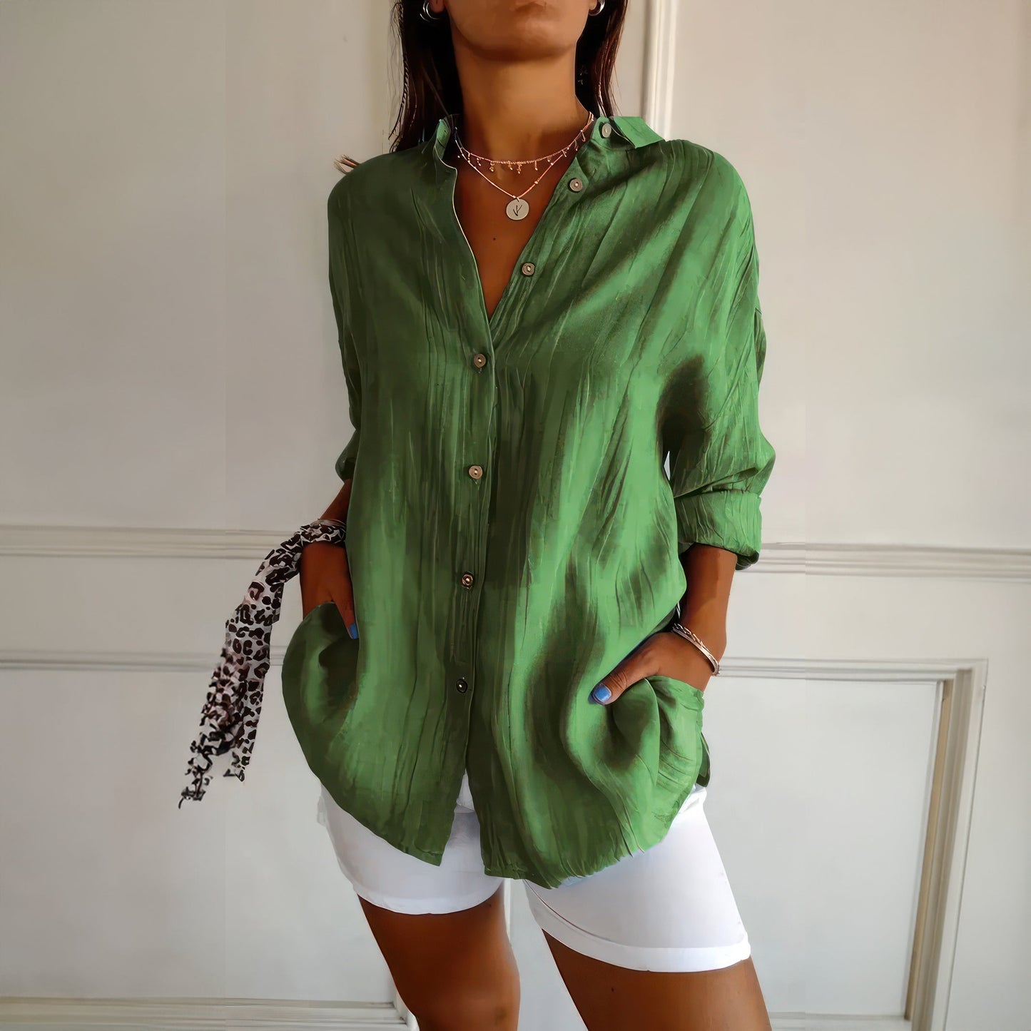 Klassisk damskjorta med texturerat plisserat enkelknäppt slag