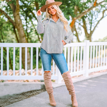 Mellanlång skjorta med randigt slag och oversized ärmar med stängning