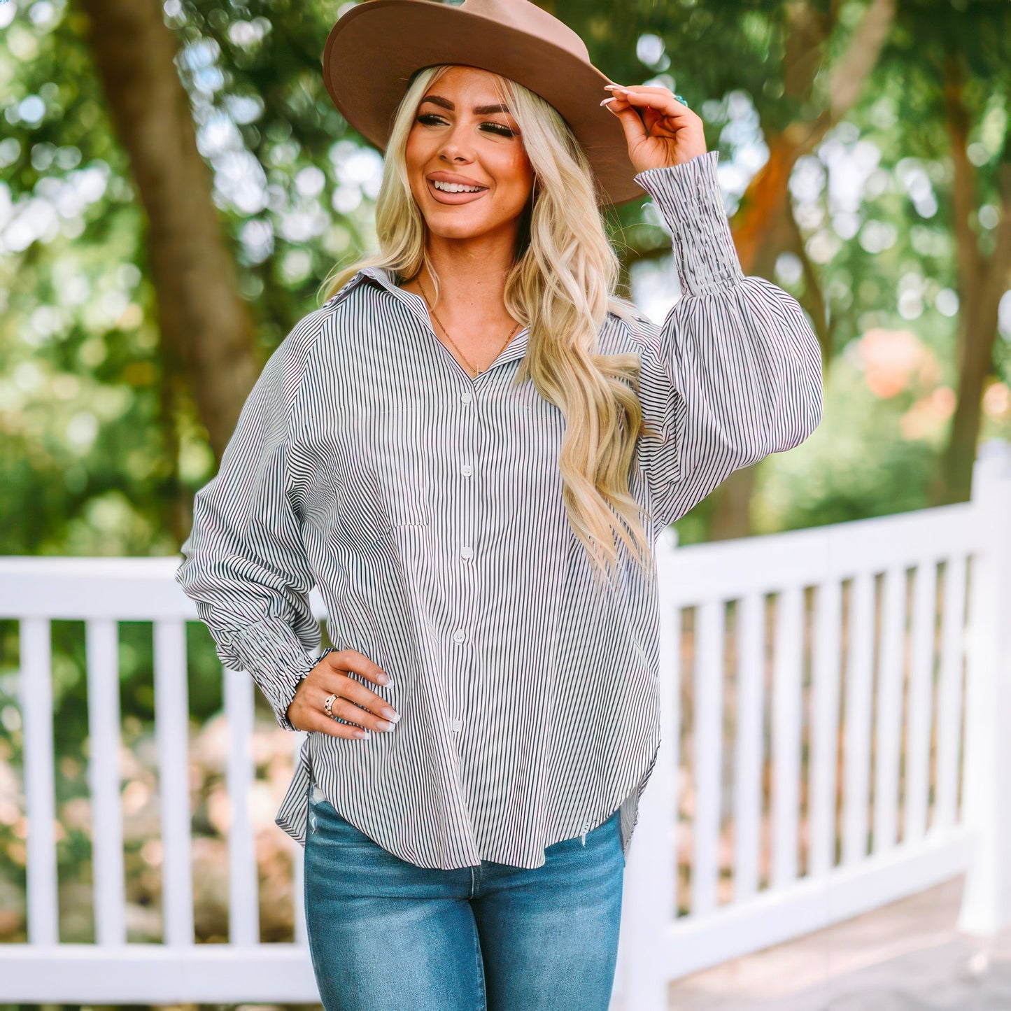 Mellanlång skjorta med randigt slag och oversized ärmar med stängning