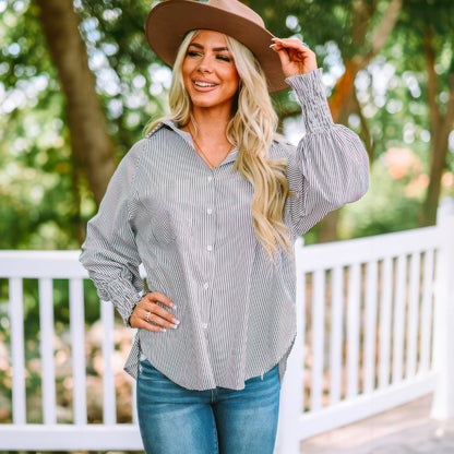 Mellanlång skjorta med randigt slag och oversized ärmar med stängning