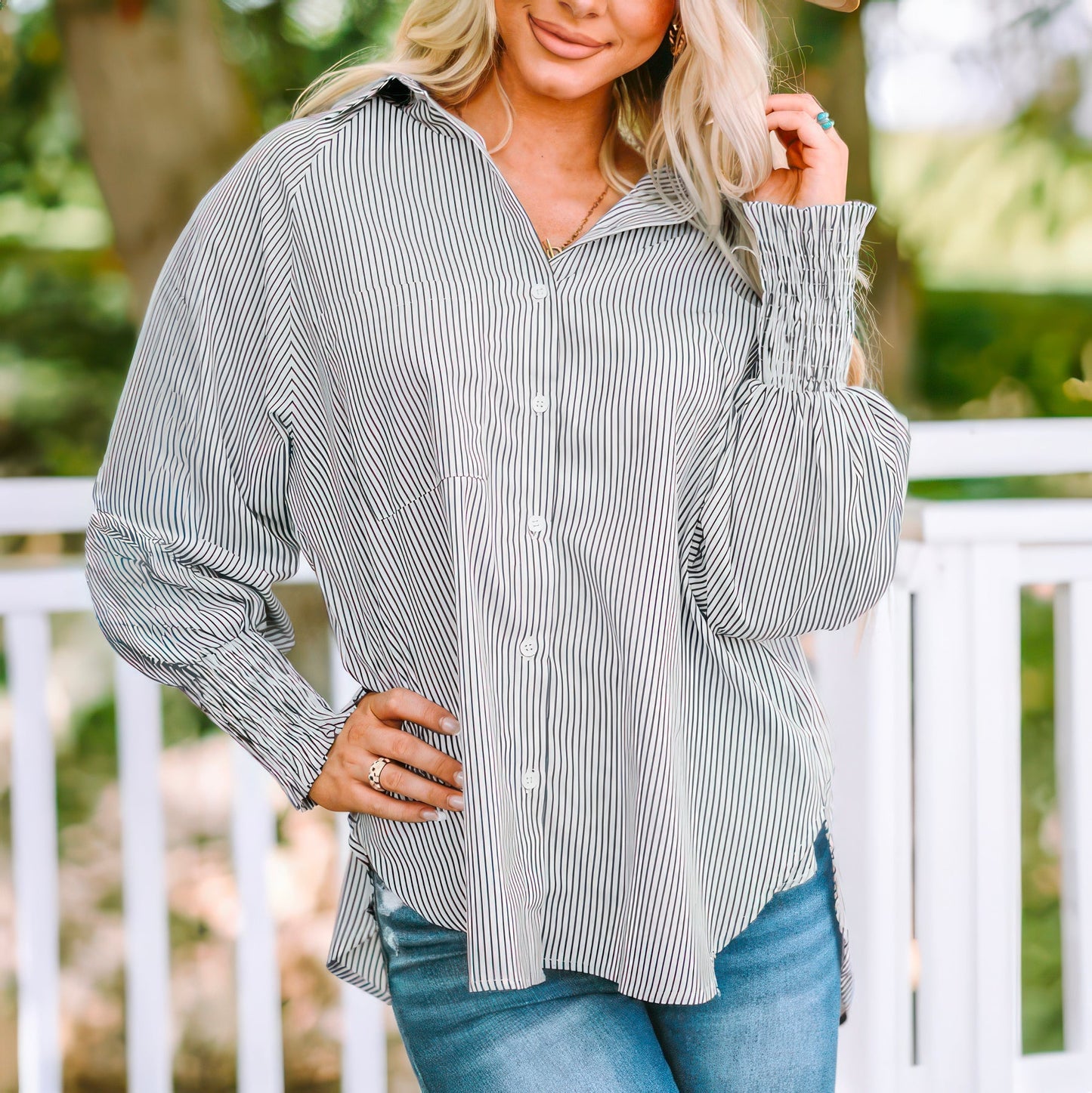 Mellanlång skjorta med randigt slag och oversized ärmar med stängning