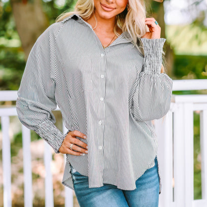 Mellanlång skjorta med randigt slag och oversized ärmar med stängning