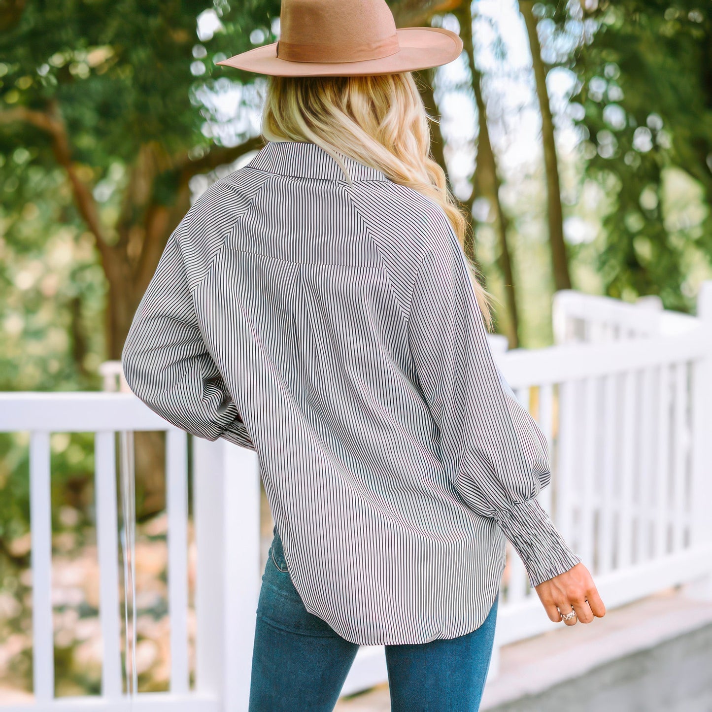 Mellanlång skjorta med randigt slag och oversized ärmar med stängning