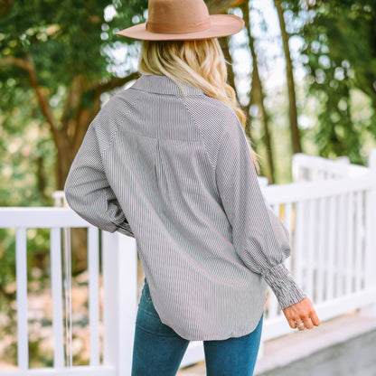 Mellanlång skjorta med randigt slag och oversized ärmar med stängning