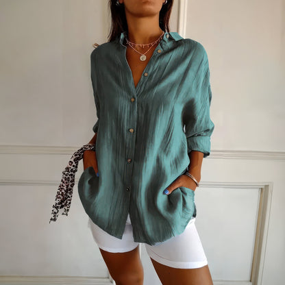 Klassisk damskjorta med texturerat plisserat enkelknäppt slag