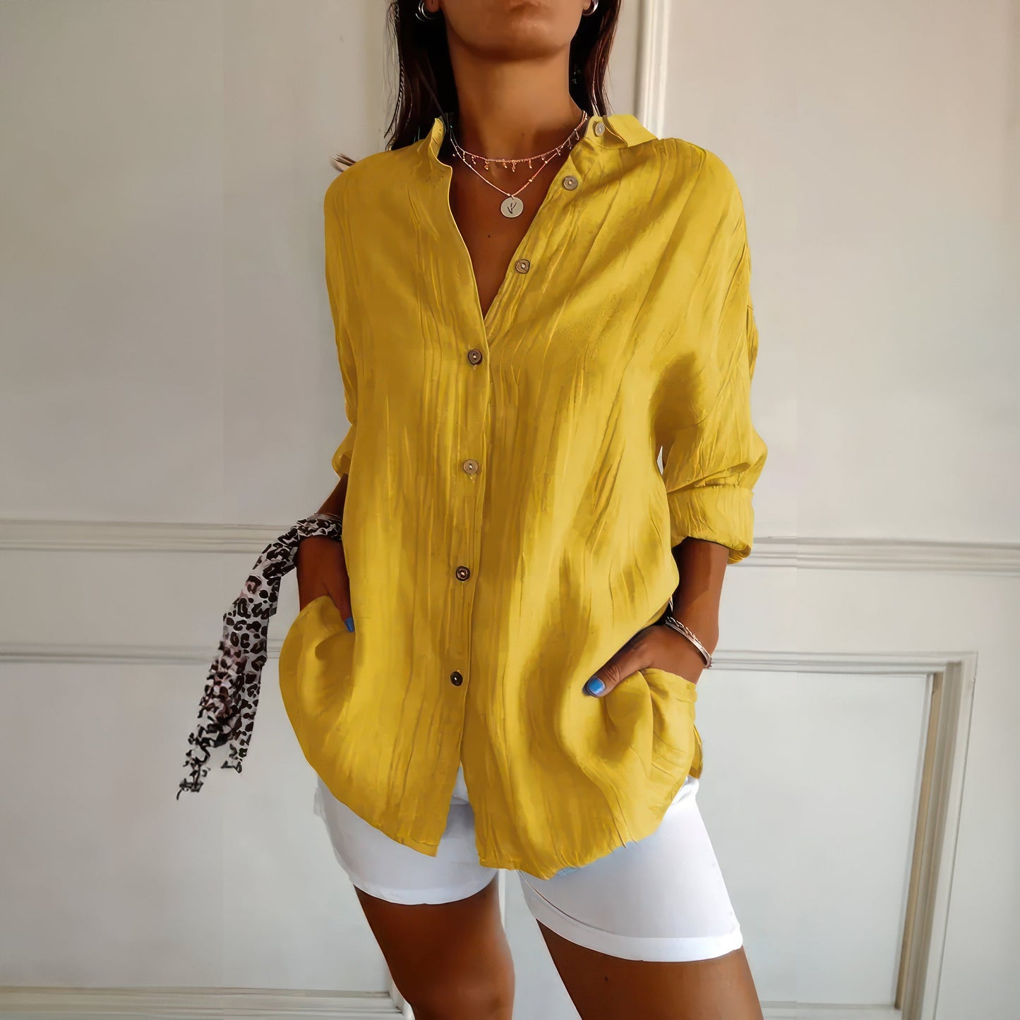 Klassisk damskjorta med texturerat plisserat enkelknäppt slag